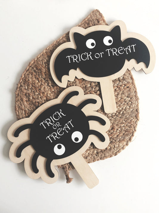 Trick or treat sign - Halloween Prop, Halloween décor, Halloween decorations, Halloween Spider, Halloween Bat, Halloween Sign for kids